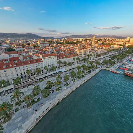 First Vestibul شقة *