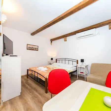 Apartman First Vestibul *