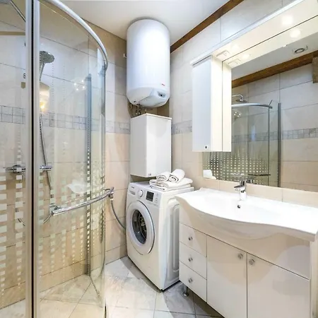 First Vestibul Apartman