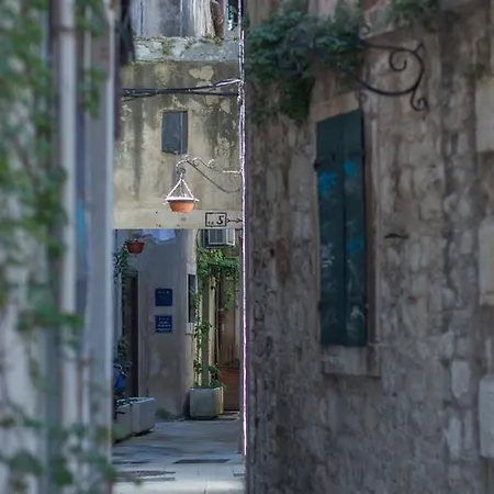 アパート First Vestibul *